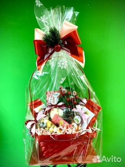 Подарочная корзина с чаем и сладостями
