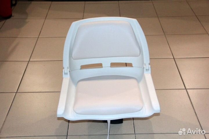 Кресло складное пластиковое с накладками, белое