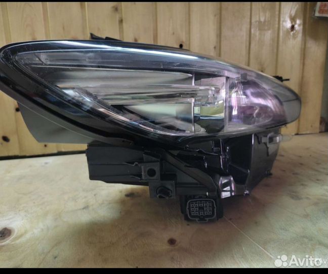 Передняя правая фара mazda 6 новая GSJ451031