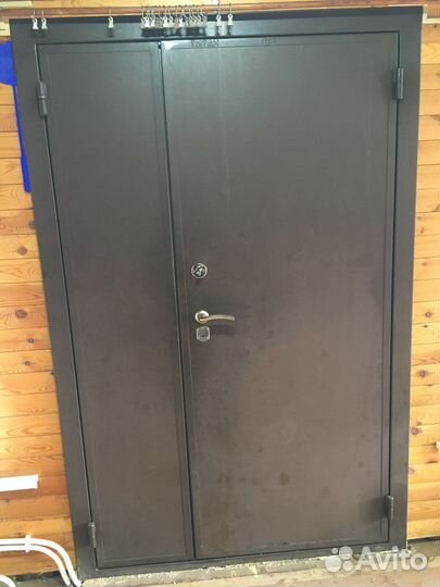 Дверь двухстворчатая уличная фирмы Титан
