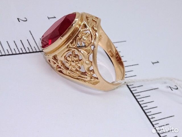 Кольцо с синтетическим камнем Золото