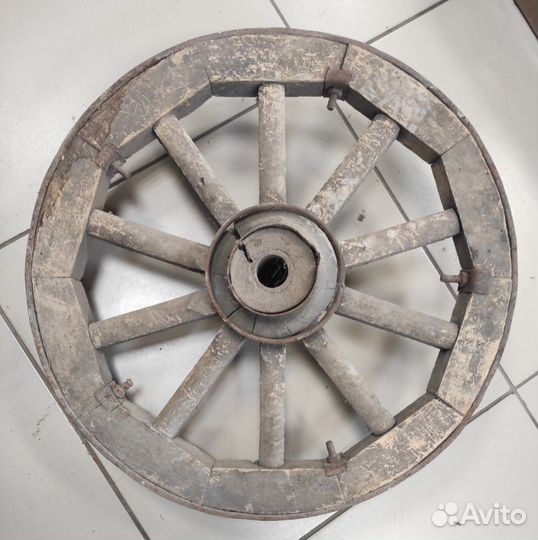 Старинное колесо от телеги