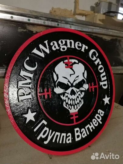 Резное панно из дерева