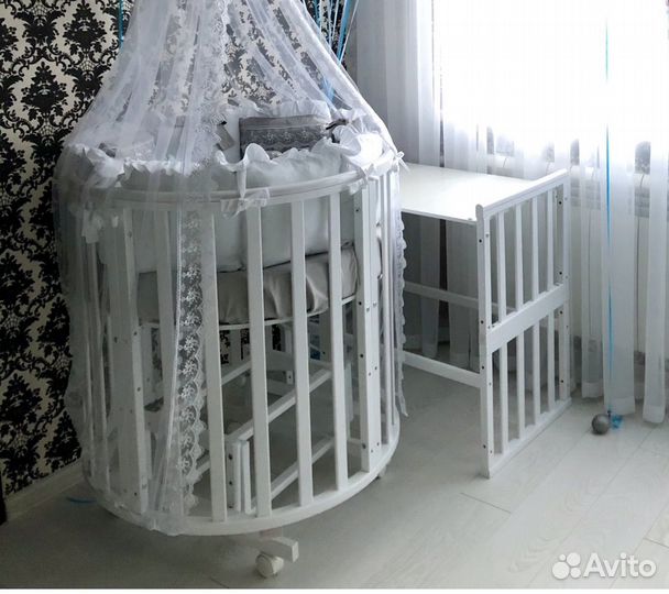 Детская кроватка с маятником