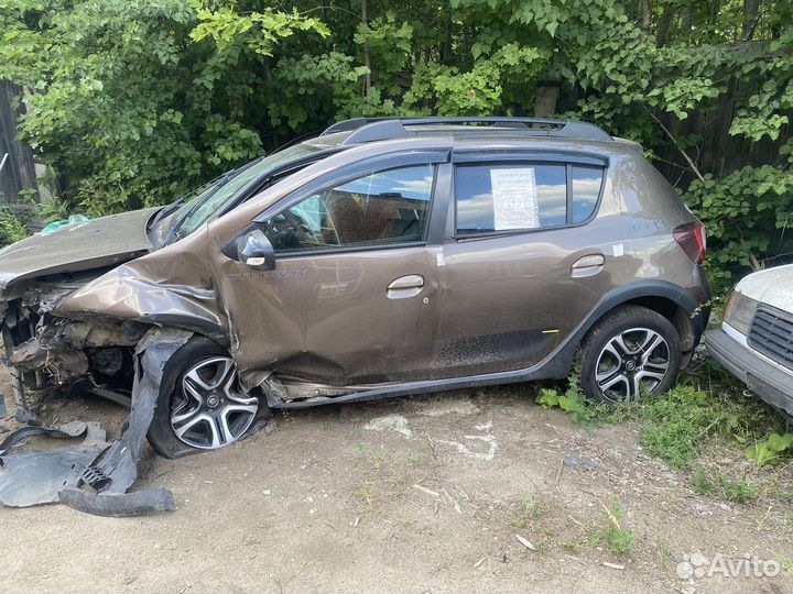Renault Sandero Stepway 1.6 МТ, 2022, битый, 30 000 км