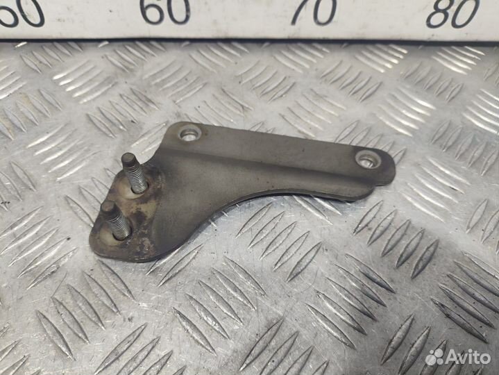 Б/У Кронштейн каталитического нейтрализатор#001