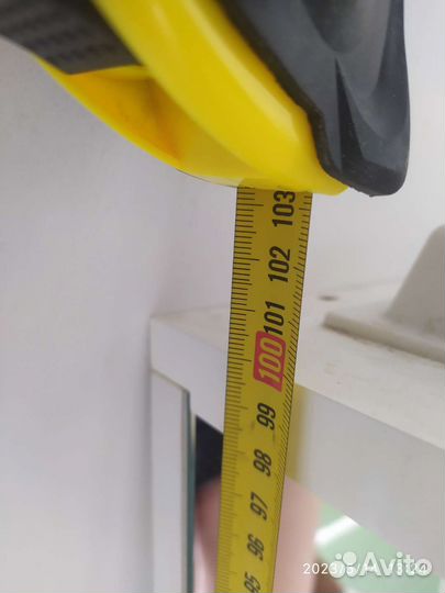 Навесная полка с зеркалом и подсветкой в ванную