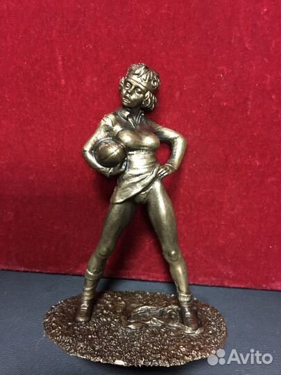 Девушка с мячом