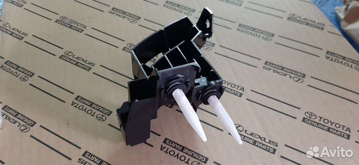 Кронштейн фонаря в крыло Lexus LX 570 2012-2015