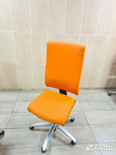 Кресла офисные яркие Dauphin Германия 6 штук