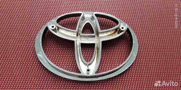 Эмблема решетки радиатора Toyota Hilux Surf