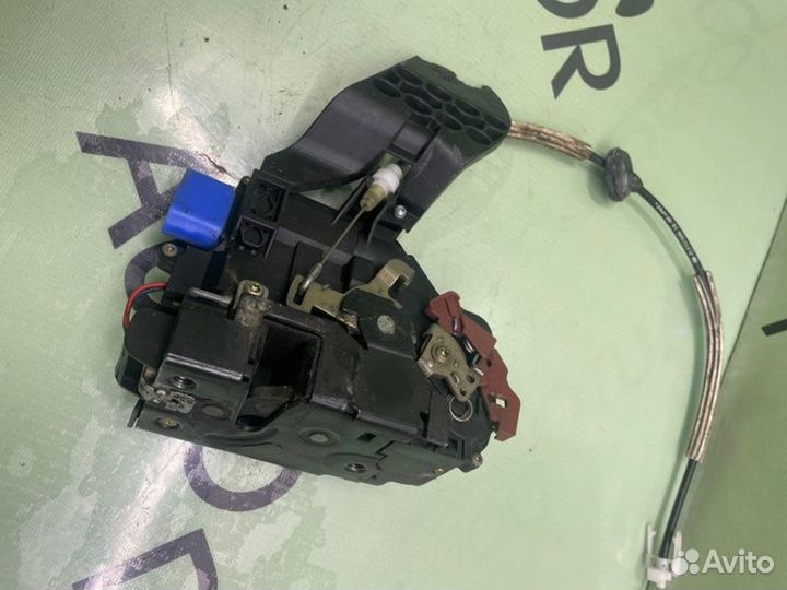 Замок передний правый Volkswagen Touareg 7L дорест