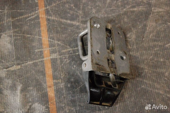 Крючок капота - Skoda Rapid