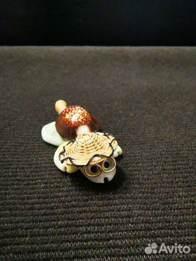 Фигурка из ракушек черепаха в очках и шляпе