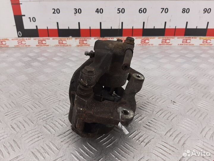 Суппорт передний левый Toyota Auris 2007