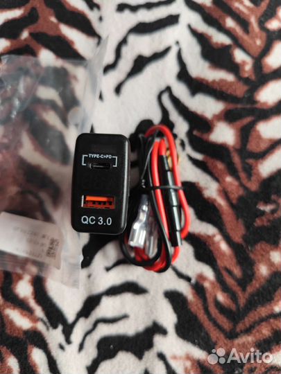 Быстрая QC 3.0 зарядка в заглушку Toyota