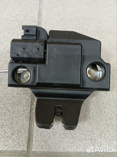 Замок багажника toyota corolla 150