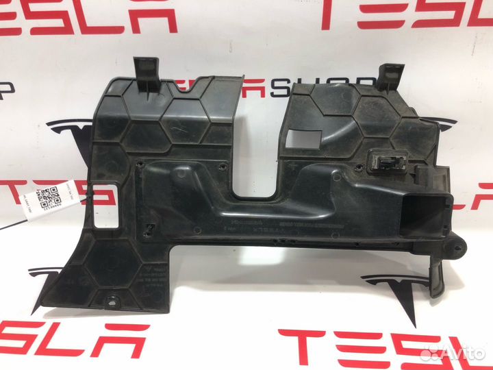 Накладка пластиковая под рулевой колонкой Tesla