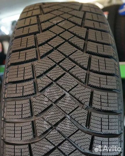 Pirelli Ice Zero FR 185/65 R15 92T