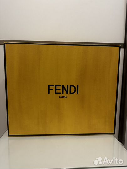 Коробка fendi