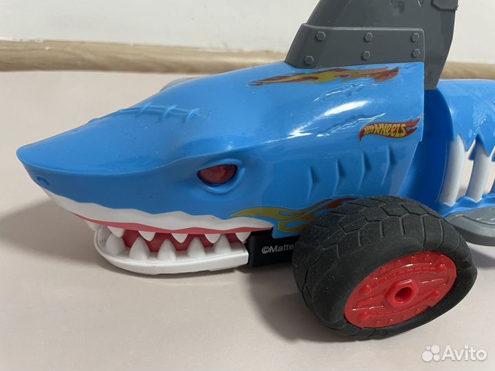 Игровой набор hot wheels и megalodon