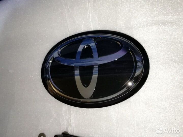 Эмблема с радаром Toyota Camry 70