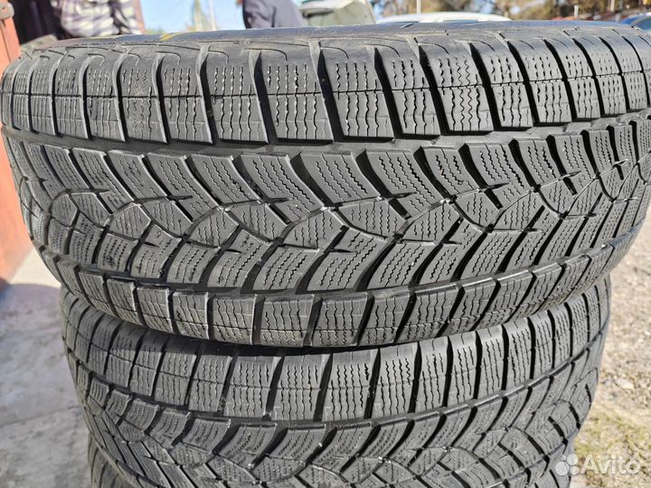 Goodyear UltraGrip Ice 235/60 R18 107T