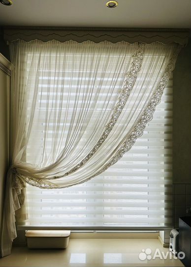Жалюзи в рулоне и шторы с деревянным карнизом