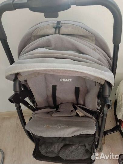 Прогулочная коляска и два пакета вещей