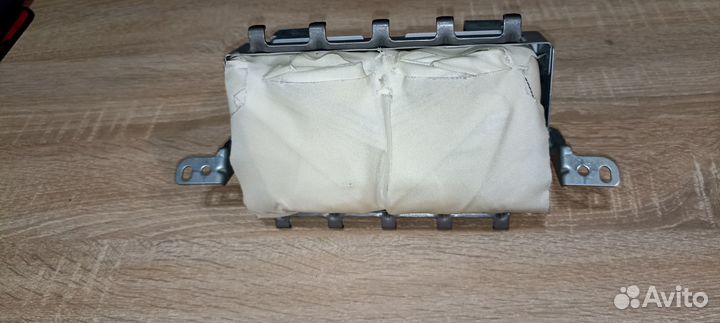 Подушка безопасности в торпедо Toyota Verso