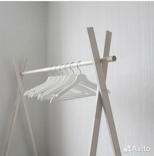 Коробка с вешалками для одежды