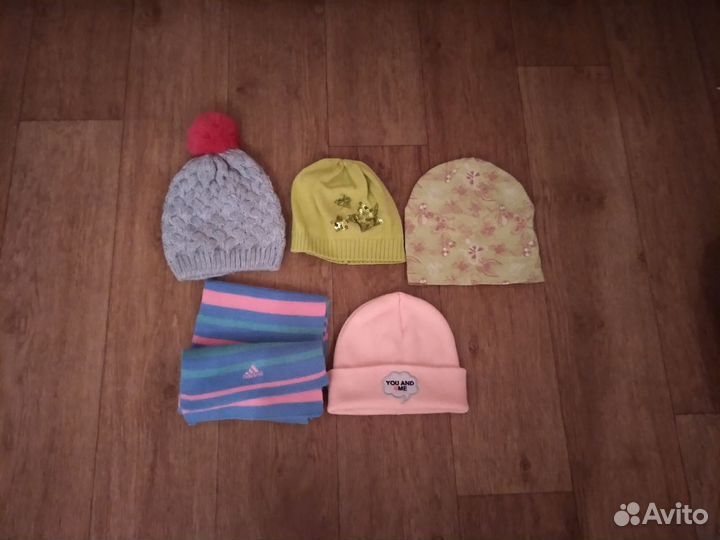 Фирменные шапочки и шарф на зиму и осень