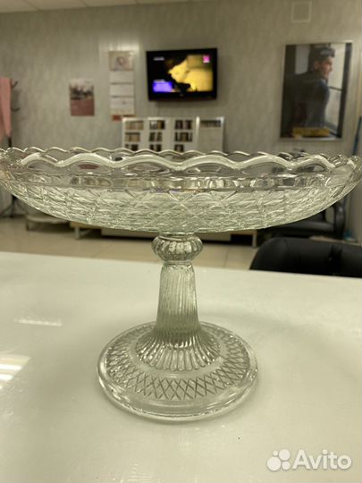 Старинная ваза на ножке