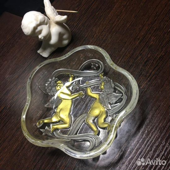 Стеклянная вазочка и керамическая фигурка