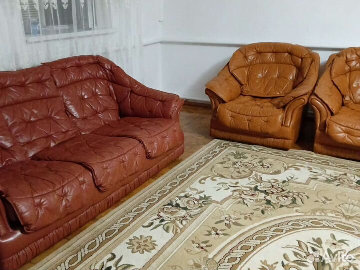 Кожаный диван и 2 кресла
