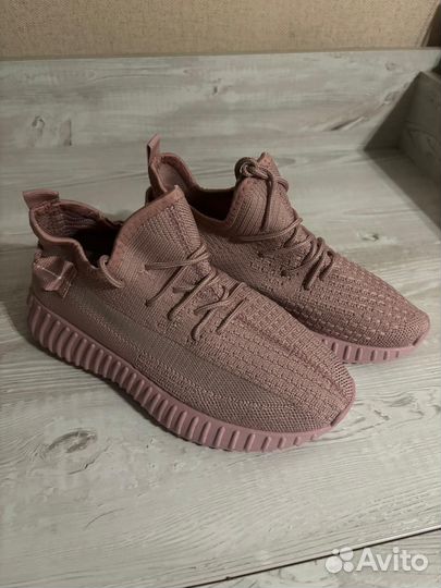 Кроссовки женские