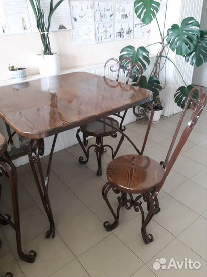 Стол и стулья