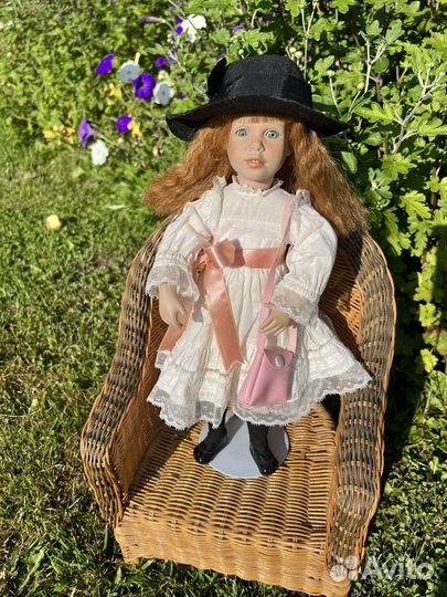 Коллекционная фарфоровая кукла