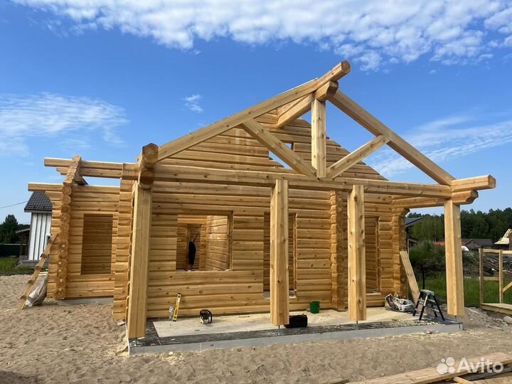 Сруб дома из бревна
