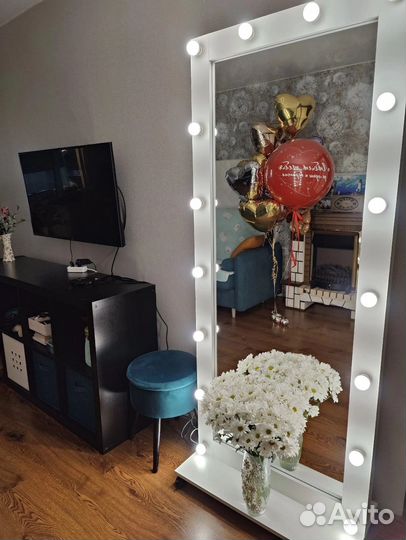Гримерное зеркало с лампочками