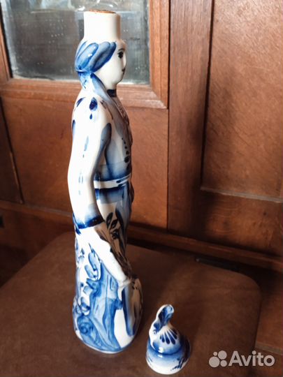 Гжель, фарфор : штоф Охотник