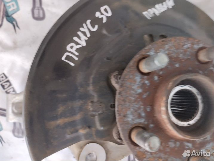 Кулак левый Toyota Prius 30