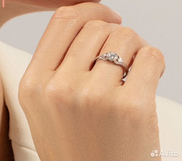 Кольцо с бриллиантом