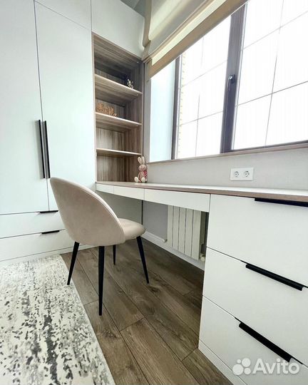 Письменный стол в детской