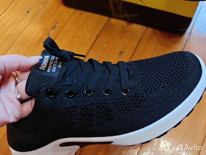 Кроссовки женские