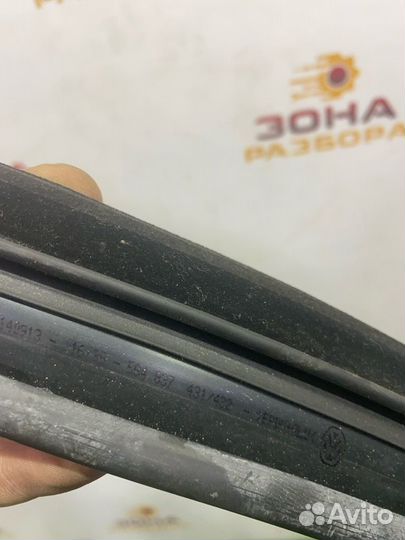 Уплотнитель стекла двери передний правый