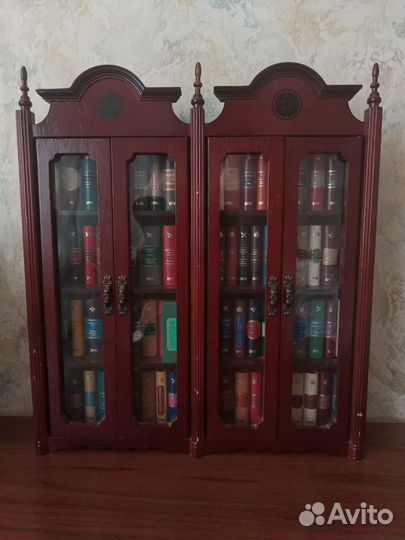 Шкафчик с миникнигами