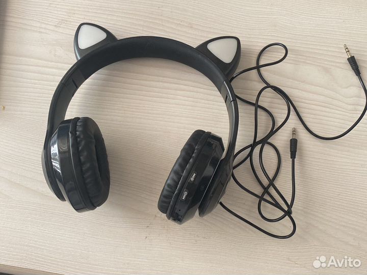 Беспроводные черные наушники с ушками