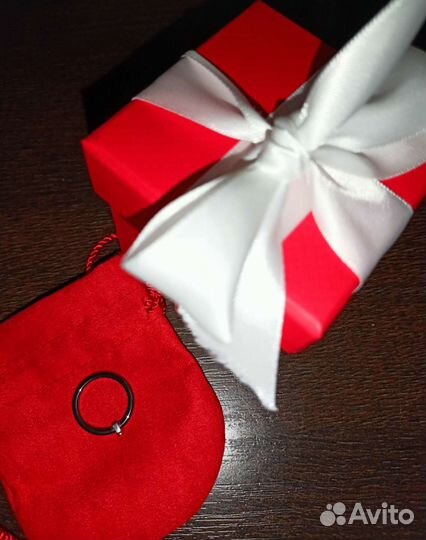 Кольцо с фианитом новое