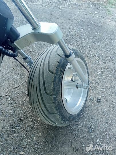 Трехколесный электроскутер